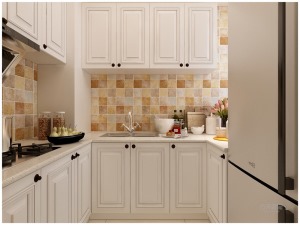 整体橱柜是白色的，墙面砖颜色丰富一些，橱柜是U字型的，进厨房的右侧是个冰箱