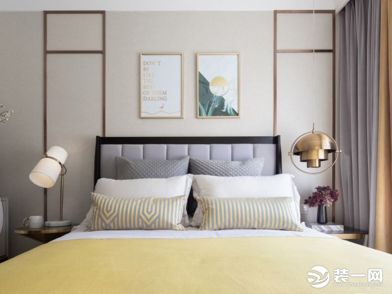 主卧效果图赏析：主卧也运用米黄色的乳胶漆，以及金属线，使整体风格与客厅完全统一为一体，灰色的床头，简