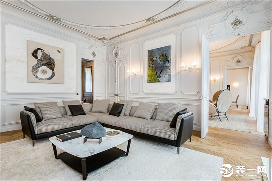 客厅的搭配首先是色彩的选择方面，其选择了黑白作为空间的主色调。
