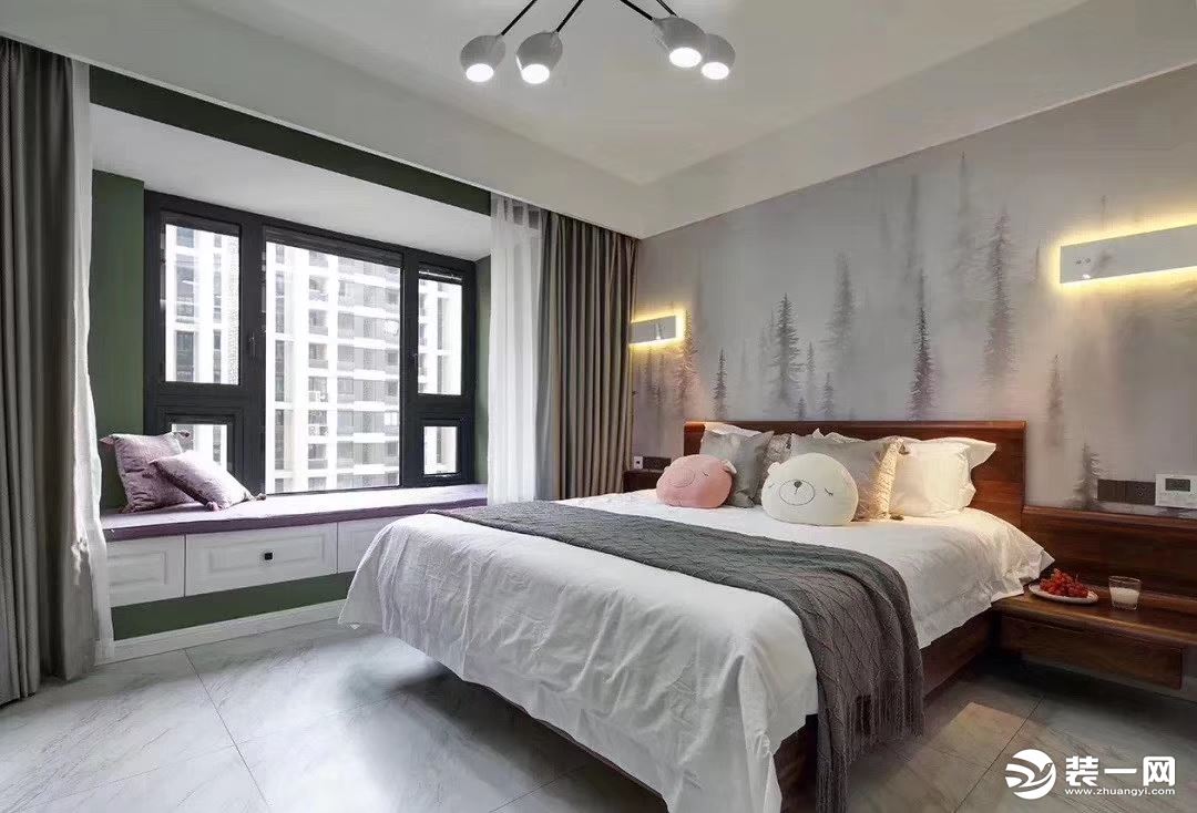 主卧室的床头背景用了壁纸，灰度上提升空间感，局部依然延续空间特色色调，绿色，为主线。