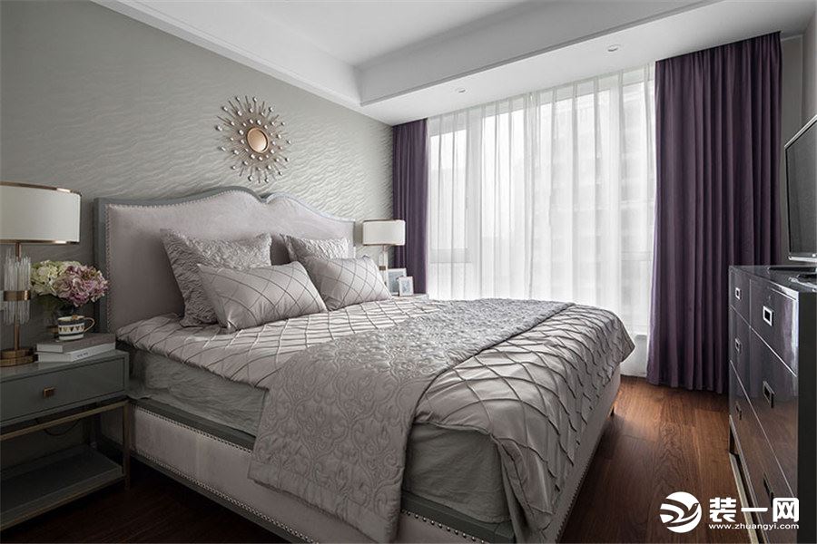 主卧室为夫妇卧室主色调为灰色，适当的用紫色进行点缀，紫色的窗帘和床头柜上的紫粉色花卉。