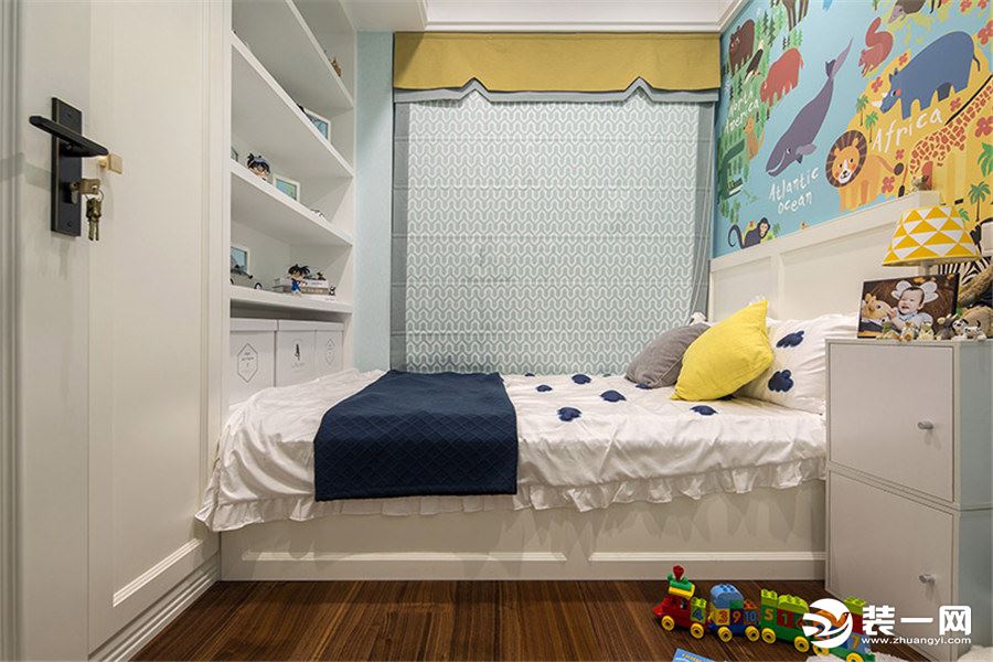 夫妇二人还为未满周岁的孩子准备了一间儿童房，丰富多彩的卡通形象壁纸和蓝色的床上用品，是非常适合孩子们