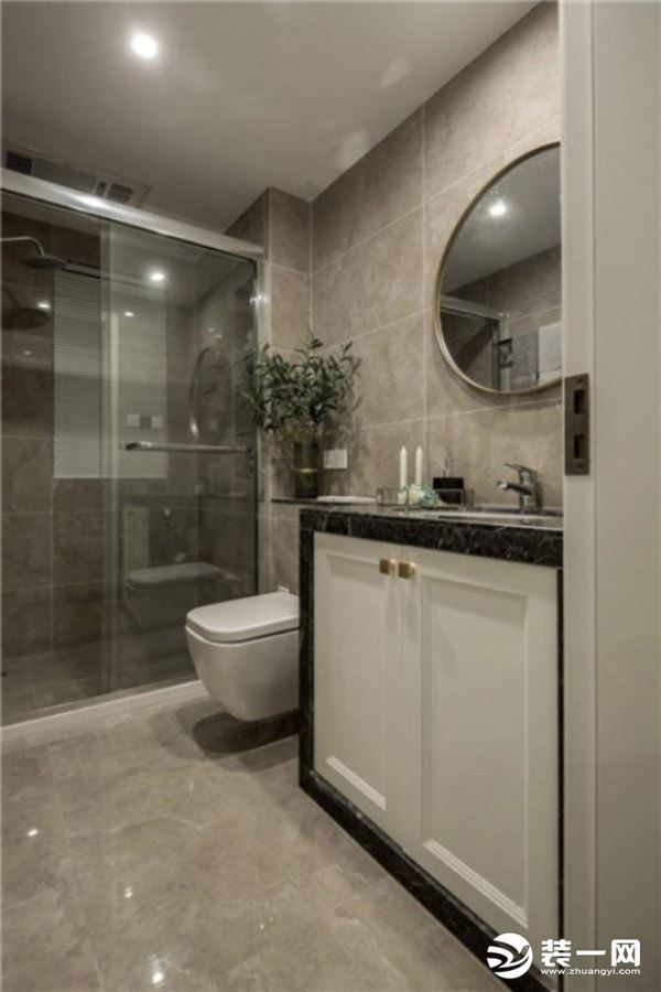 卫生间采用暖色大理石纹样瓷砖背景墙，与白色洁具形成对比，使得整个卫生间更加的洁净、明亮。