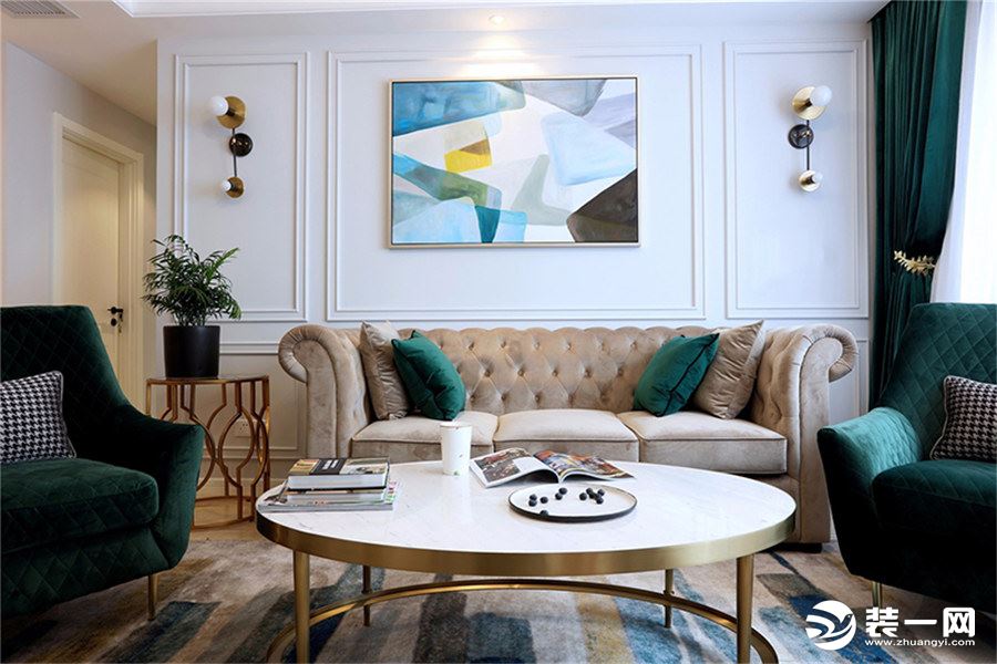 客厅主要色调为白色和墨绿色，适当加入金属装饰。客厅的沙发选用米黄色布艺沙发，搭配墨绿色软装配饰