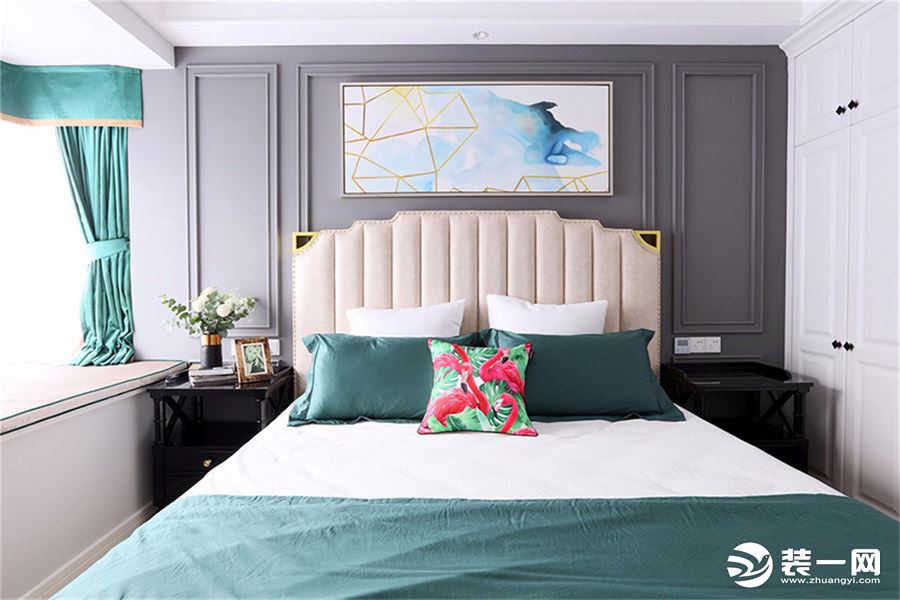 主卧为夫妇卧室，主要色调为灰色和蓝绿色，用脚线做出造型，将整个卧室背景墙分为三部分，艺术气息十足