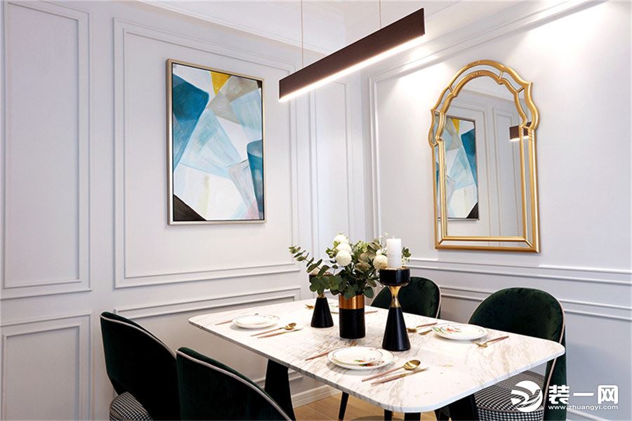 淡淡蓝灰色的乳胶漆墙面，挂有蓝黄撞色的装饰画，白色大理石的桌面搭配深色造型独特的桌腿，为用餐提高了舒