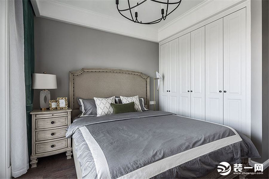 卧室：卧室相对比更加简洁，深灰色的墙面没有任何造型，干净利落，白色的衣柜看上去大方美观，搭配咖色的床