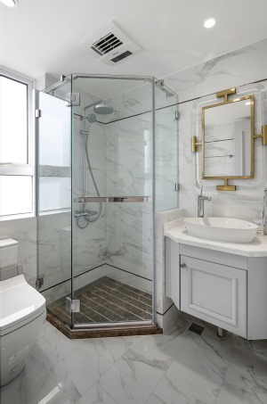 以镜面、金属、玻璃、瓷砖等材质的质感和独特的属性，来拉伸整个卫浴空间感，并且保证了室内充足的光线和通
