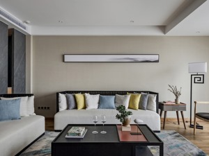 客厅效果图赏析：沙发背景墙用米色调让整个房间充满了暖意，同时搭配一副长版的抽象画又大大提升了整体的空