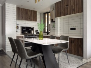 餐厅效果图赏析：餐厅与厨房想通，并用地砖拼花作为空间分区，灰色的餐椅配以白色瓷砖，以及木色橱柜，以及