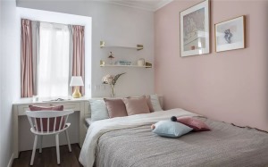 儿童房刷了一面粉色调的墙，搭配细节上粉色的软装，让空间显得优雅华丽又舒适。