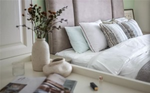 床头柜上的花瓶与装饰画布置，让简洁的空间也充满了优雅舒适的气质