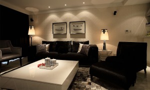 客厅：客厅是家的核心，布局上我们要保证惬意和温馨感，客厅墙面选择奶咖色，明度中度。配以黑色的沙发，让