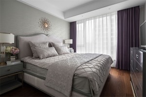 主臥室為夫婦臥室主色調為灰色，適當的用紫色進行點綴，紫色的窗簾和床頭柜上的紫粉色花卉。