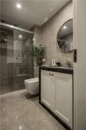 卫生间采用暖色大理石纹样瓷砖背景墙，与白色洁具形成对比，使得整个卫生间更加的洁净、明亮。