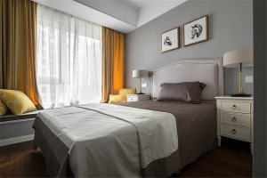 客卧的主色调同样为灰色，与夫妇主卧不同的是用明黄色的窗帘与软装进行区分