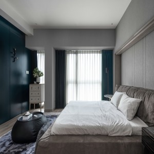 主卧飘逸儒雅的深灰蓝赋予空间美学质感。线条简练颜色纯粹，木质地板代替大理石空间气质更为温润。