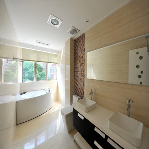 卫生间以黄调瓷砖为主体，配合天花板光源，让浴室显得温暖整洁而舒适。小窗设计使其更通风，保持干燥有助于