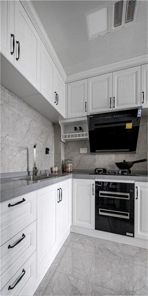 厨房：厨房的整体设计以简洁实用为主导，纯白色的橱柜搭配灰色大理石，看起来美观时尚，浅咖色的墙砖与地砖