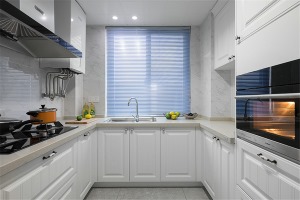 厨房：厨房的整体设计以简洁实用为主导，纯白色的橱柜搭配米色大理石，看起来美观时尚，白色的墙砖与地砖更