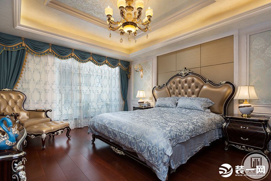  三层主卧室延续了整体白色护墙板基调，配上湖蓝色窗帘，搭配深色成品家具