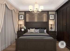 居室色彩主调为白色，家具为古典弯腿式，家具、门、窗漆成白色，擅用各种花饰、丰富的木线变化