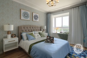 在卧室内，灯光温馨舒适；在饰品布置上，用布艺来装饰房间。