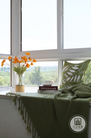 窗帘采用双层设计，兼顾隐私和透光性。
