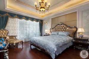  三层主卧室延续了整体白色护墙板基调，配上湖蓝色窗帘，搭配深色成品家具