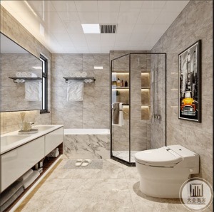 衛生間，墻面、地磚整體用米黃色大理石磚鋪設，配有沐浴房和淋浴房。定制白色洗手臺，大鏡面增加空間感