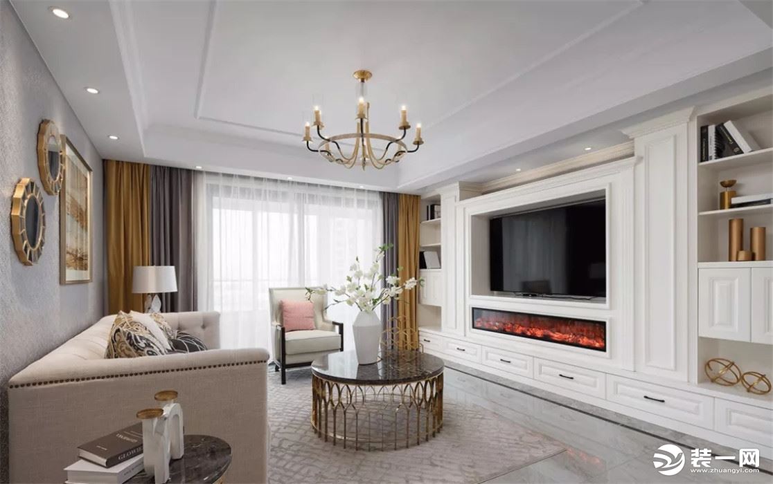 米色布艺沙发，搭配浅灰色背景，搭配白色电视组合柜，用黄色窗帘、以及金色铜制吊顶点缀