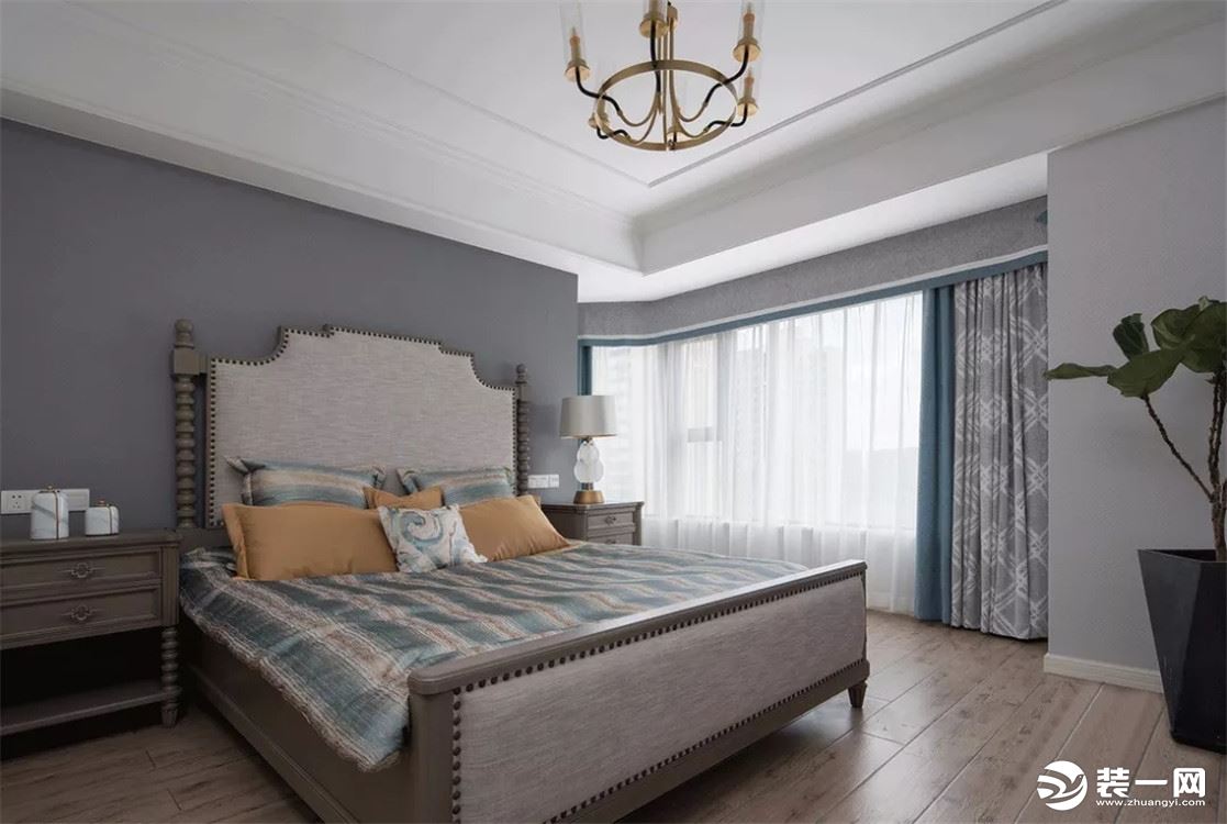 卧室选用实木美式床加床头柜，金属吊灯，背景选用深灰色墙布，整体也是非常清爽舒适