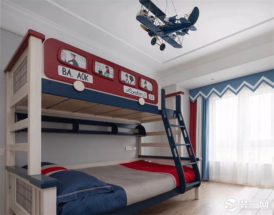儿童房选用了红蓝搭配的高低铺，飞机型吊顶，充满童趣