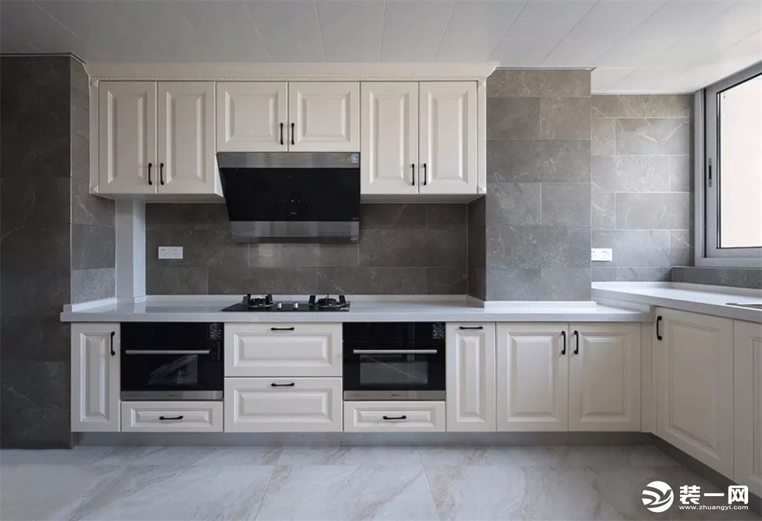 厨房采用白色实木柜体，浅灰色瓷砖，充满优雅韵味