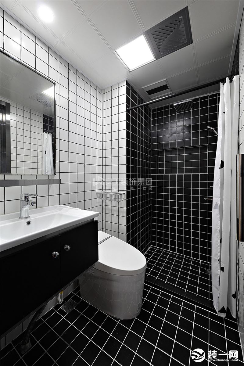 主卧的卫生间是最能显示出业主品味的地方，黑白两色，没有任何多余的色彩，个性十足