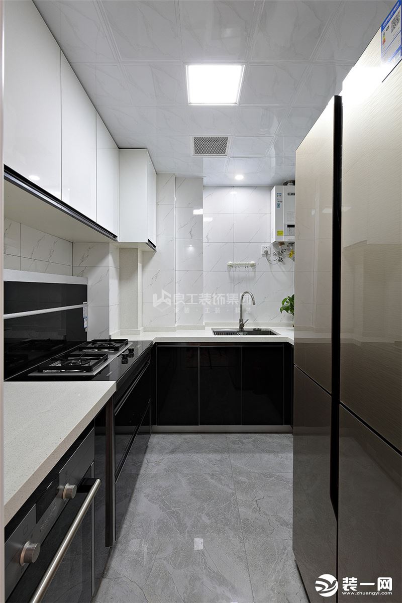 厨房也是沿袭业主喜爱的黑白色调，下柜黑色烤漆和电器的烤漆面，和谐的统一