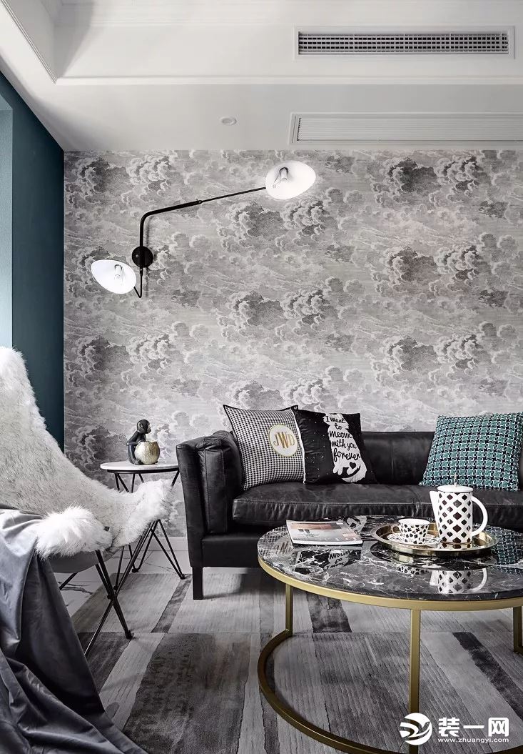 沙发背景选了一款灰色壁纸，增加空间的层次感
