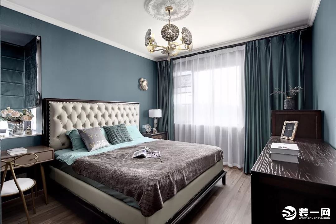 主卧与整体风格统一协调，墨绿色的窗帘和墙面，连床品都是选的墨绿色