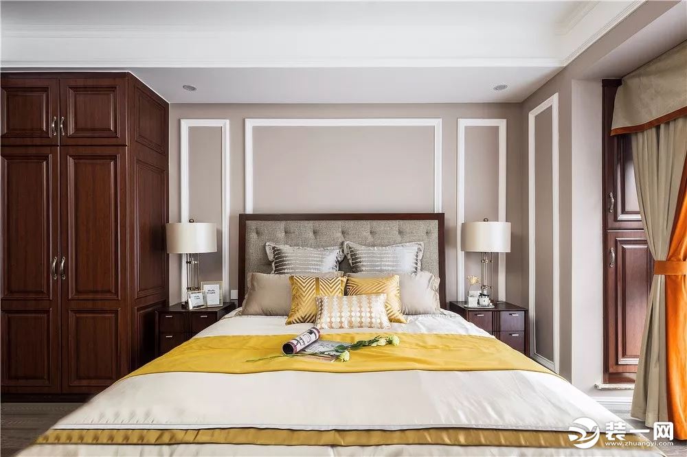 浅色调的墙面和深色家具搭配有很好的包容性，床品及窗帘点缀金色、黄色，整个空间也显得生活灵活