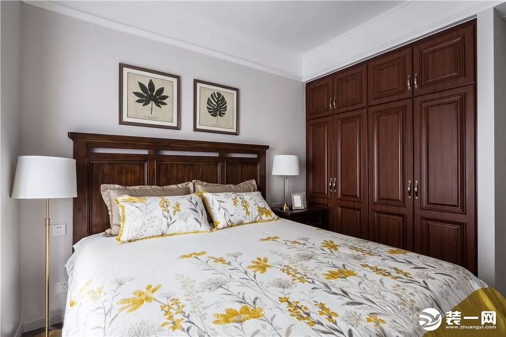 次卧和主卧选用同色调的实木衣柜及床，软装床品上搭配相对更加可爱俏皮