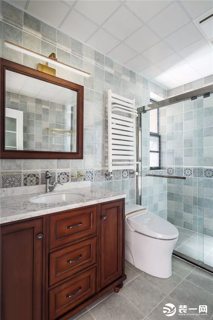 卫生间空间较大，做了一字型的淋浴房，也做了较大的实木浴室柜，整体感觉清爽舒适