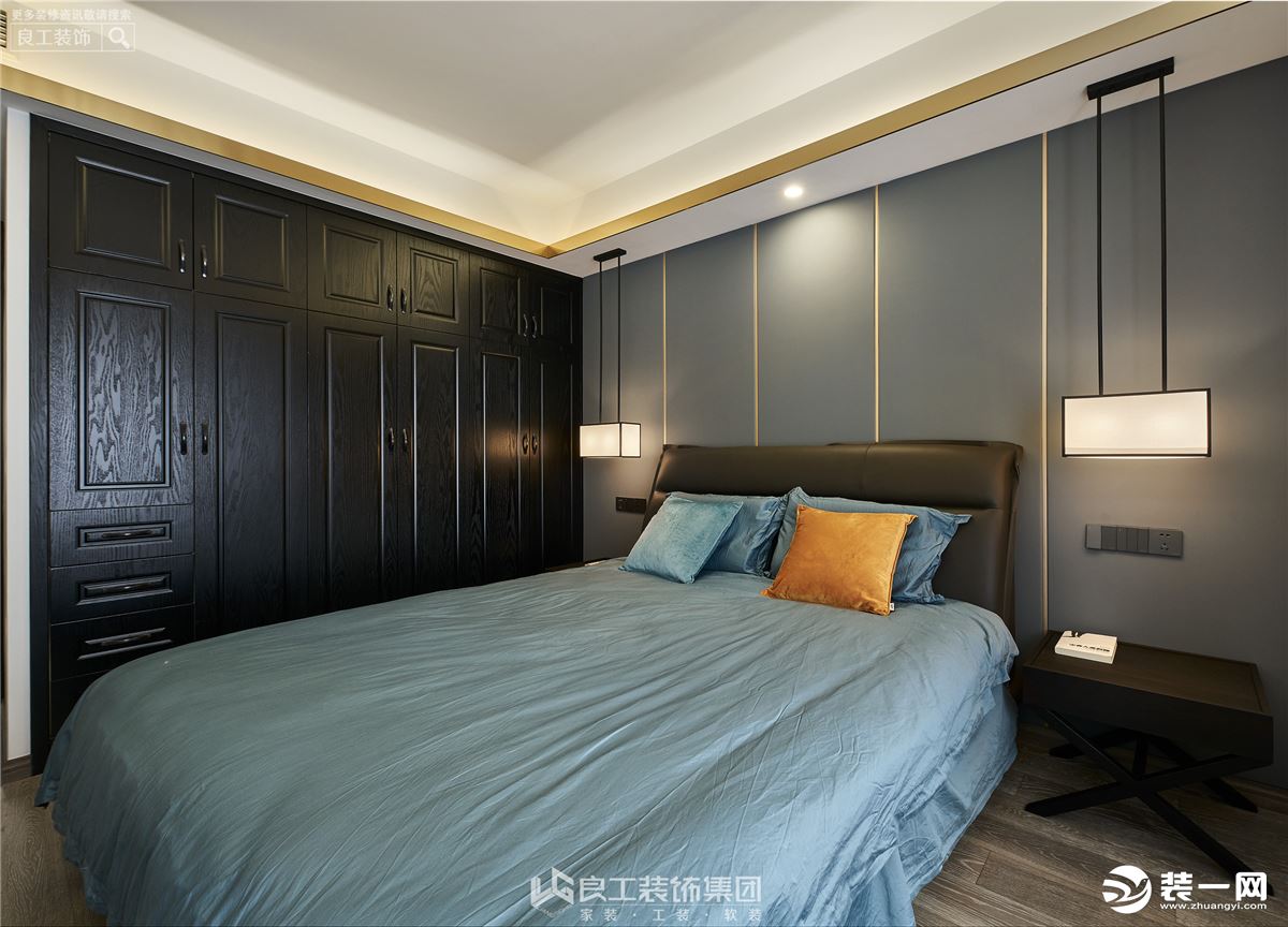 主卧的床头灯采用了比较流行的吊灯设计，卧室的柜门也都采用黑色色调，符合了业主对房屋整体色彩统一的要求