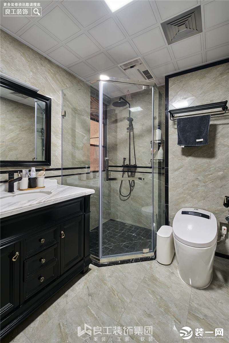 卫生间浴室柜统一定制黑色门板，整体也是显得有质感