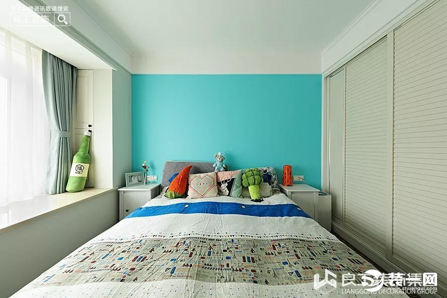 主卧比较注重实用性和舒适性，再加上空间面积偏小所以没有过多的装饰，蓝、白搭配的墙面不会显得呆板