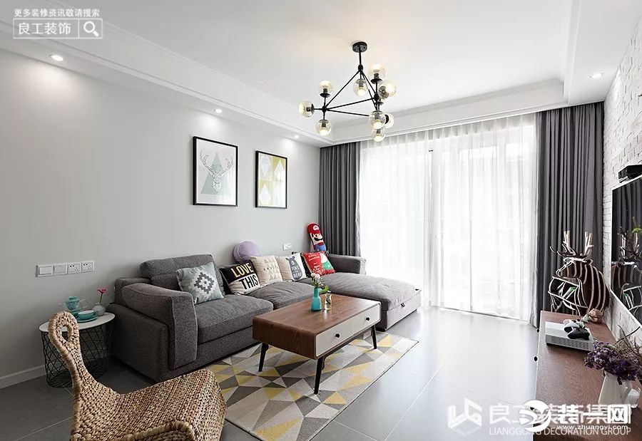 客厅是家里的主要活动区域，简约的风格布置同时具备观赏作用和实用功能，没有多余的复杂元素