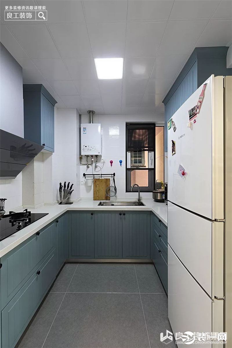 厨房的U型厨房设计形成了烹饪者的“活动三角”，少了磕磕碰碰做起饭来心情也舒畅的多。