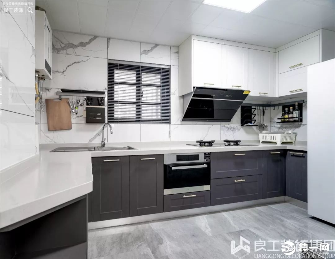 厨房的墙面和地面均以白色花纹大理石铺设，选用白色大理石台面让空间的各个组成部分融为一体，空间感也增强