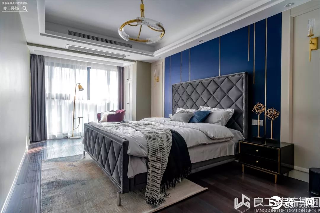 卧室集中于二楼，主卧用藏蓝为背景墙打底，金色金属线条进行装饰