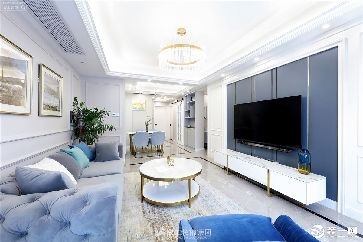 客厅电视背景墙和沙发背景墙造型相互呼应，电视墙用深藏蓝做了比例分割，增强了客厅的空间感