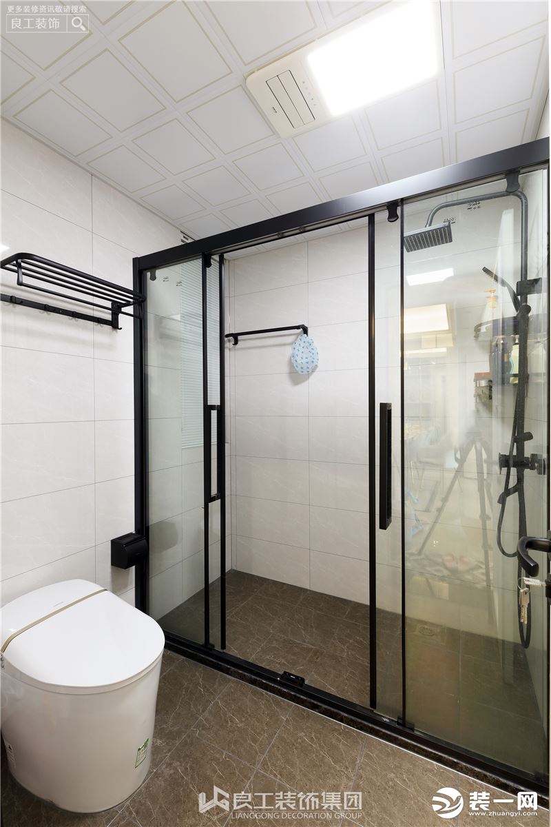 卫生间的空间具有一定的局限性，为满足卫生间的干湿分离，将洗手台放在卫生间的外侧